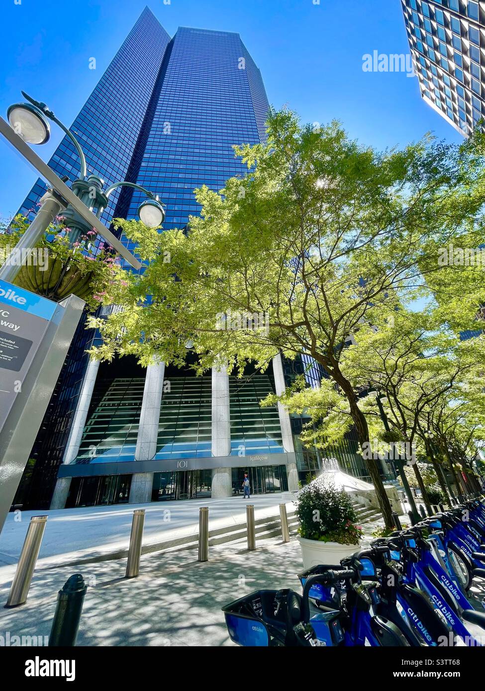 Blick auf einen Wolkenkratzer auf der Park Avenue in New York City Stockfoto