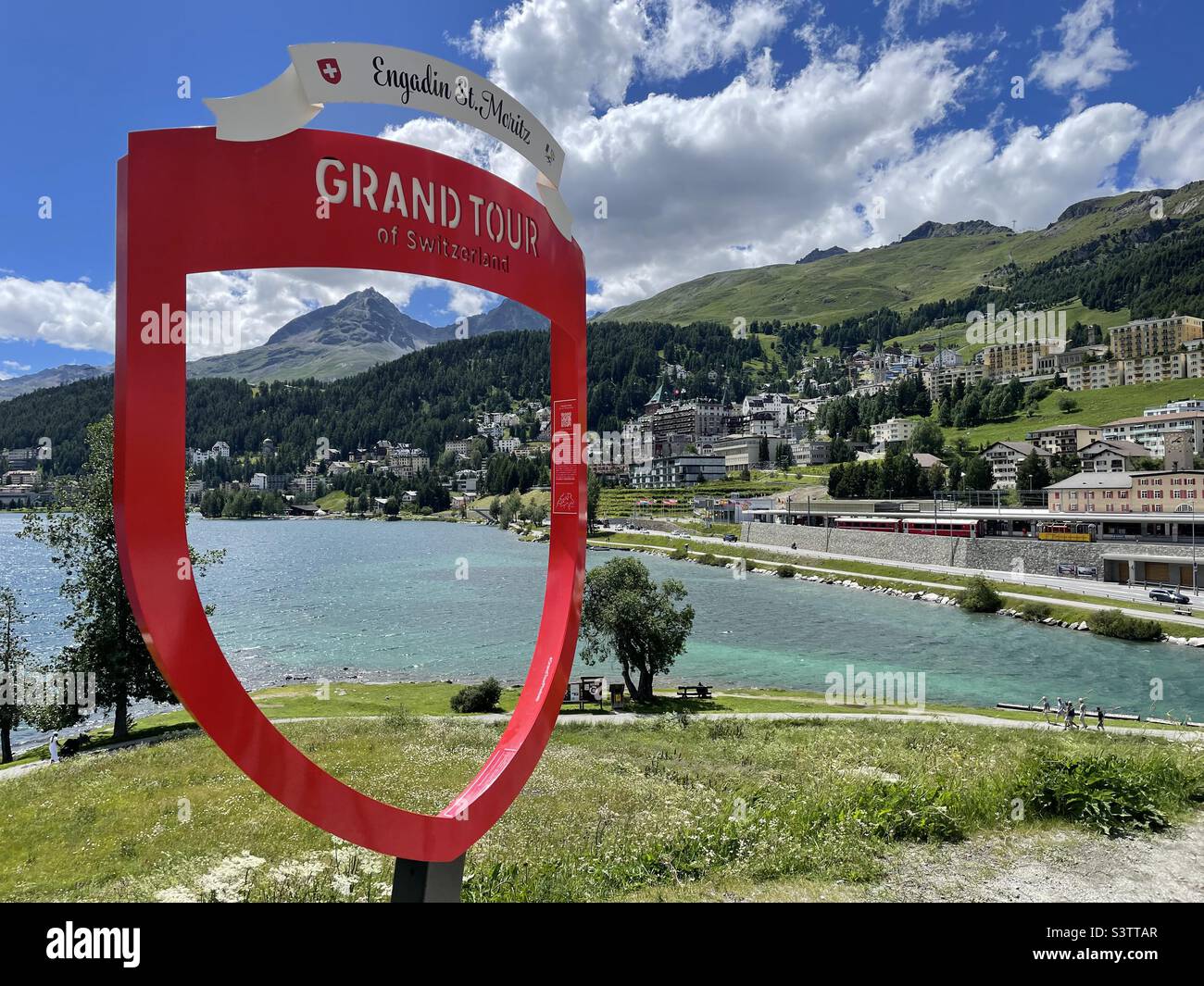 Ort und See Sankt Moritz mit Grand Tour Tourismusschild, Engadin, Schweiz Stockfoto
