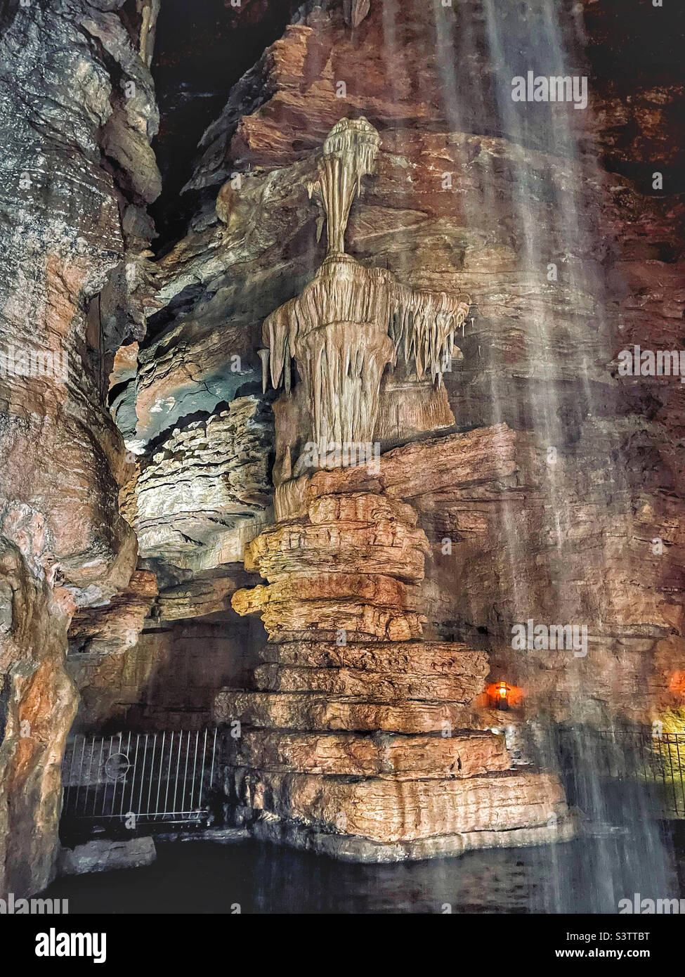 Wasserfall in einer Berghöhle Stockfoto