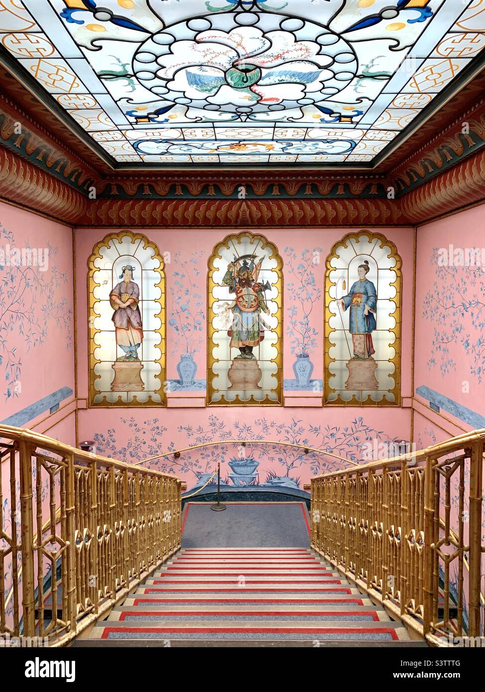 Pinkfarbene Treppe mit Buntglasfenstern im Pavillon von Brighton Stockfoto