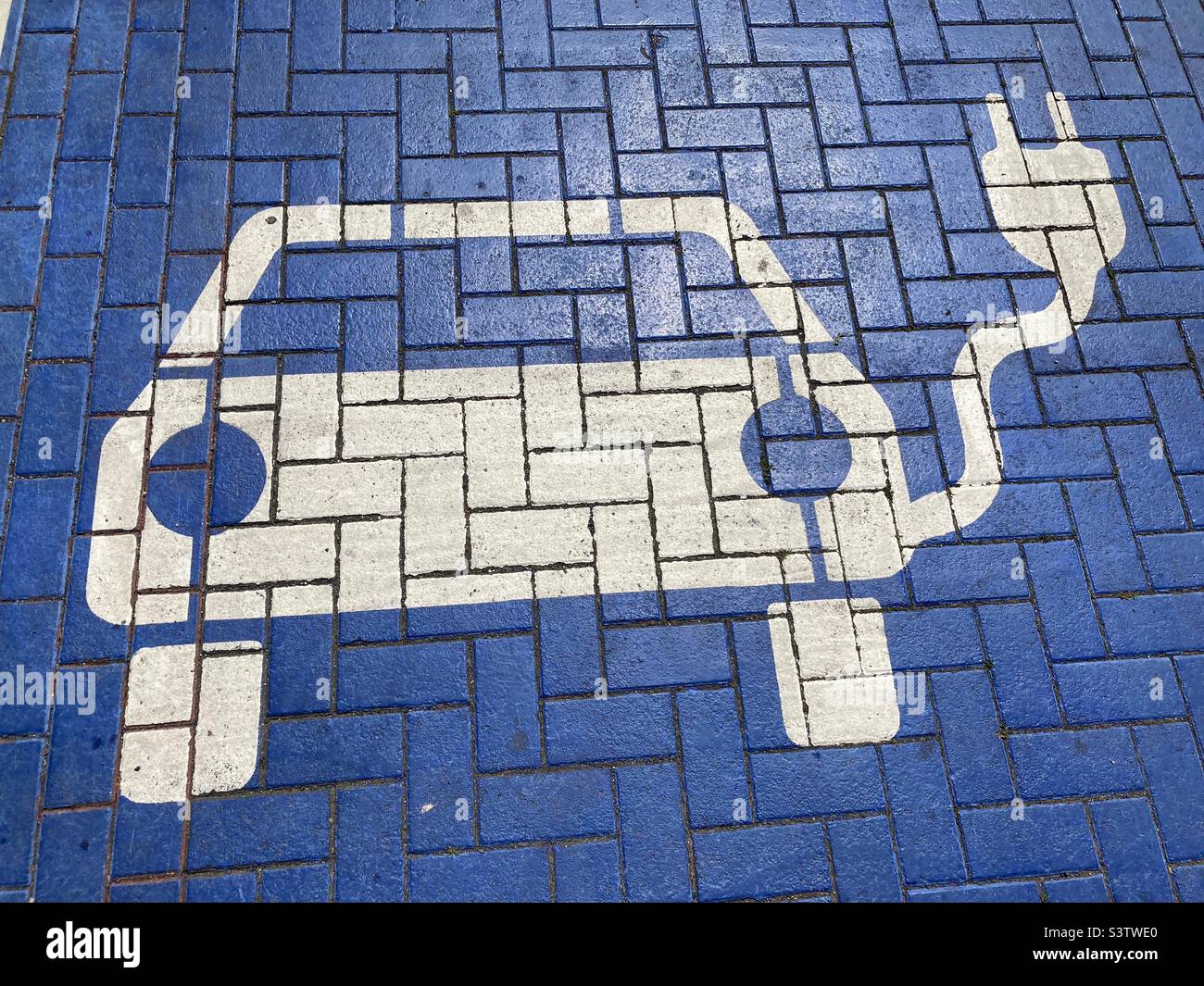 Symbol auf dem Boden an einer E-Mobility-Ladestation für Autos Stockfoto