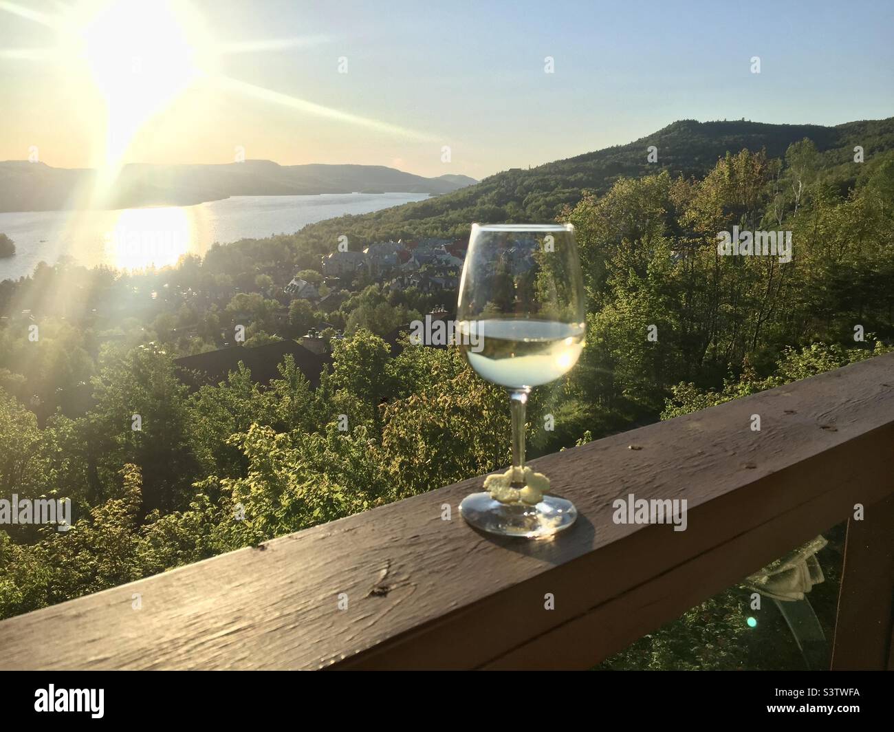 Ein Glas Pinot Grigio, der den Sonnenuntergang einfängt. Stockfoto