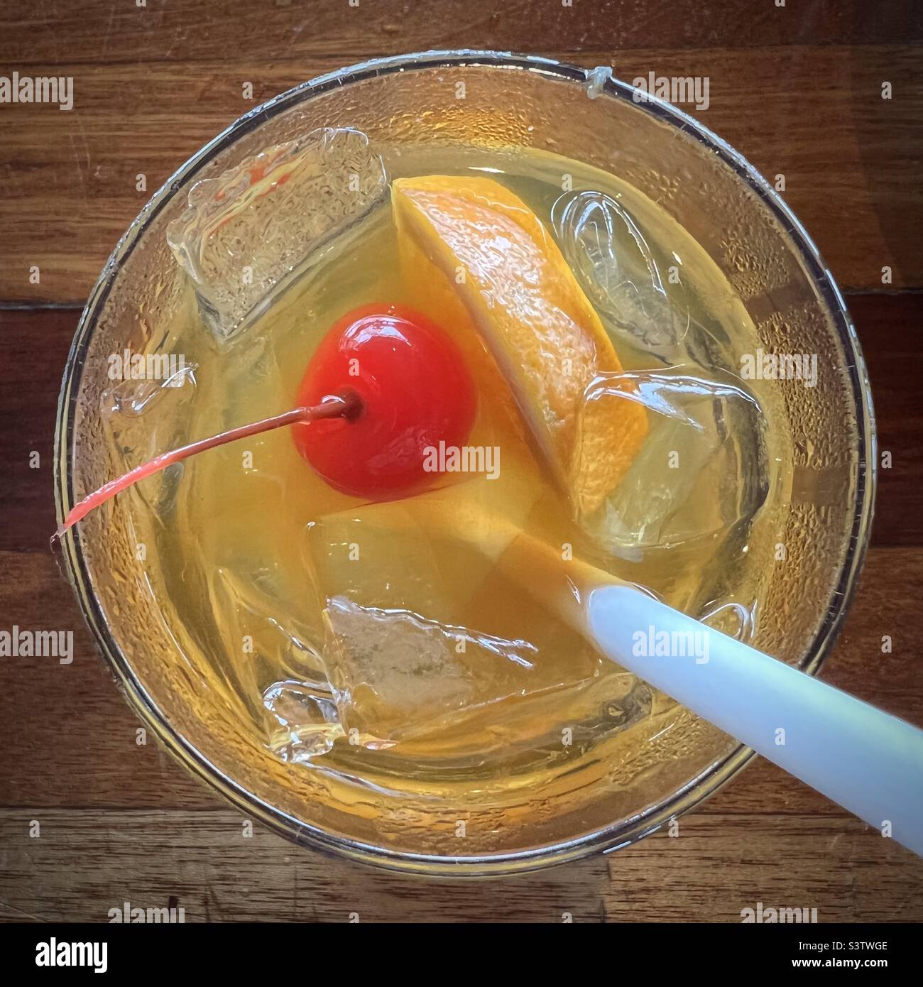 Blick von oben auf Mai Tai, Ananas und Rum-basierte Cocktails, in einem Glas mit Stroh, Orangensegment und Kirsche Stockfoto