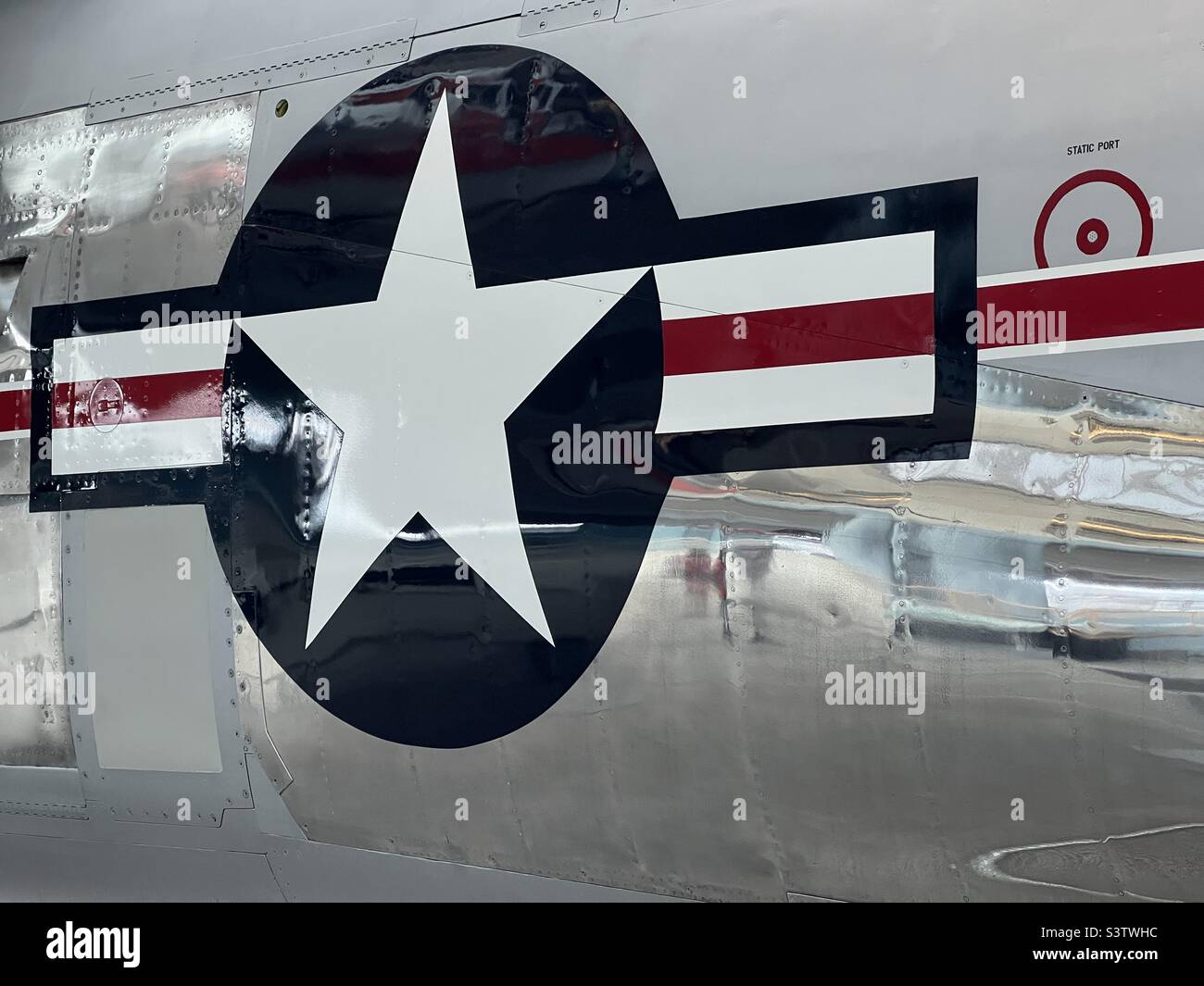 WASHINGTON STATE, USA, DEC 2021: Historische United States Air Force, USAF, rot, weiß und blau Symbol mit einem einzigen Stern, auf der Seite eines alten Flugzeugs - Smartphone-aufgenommenes Stockfoto