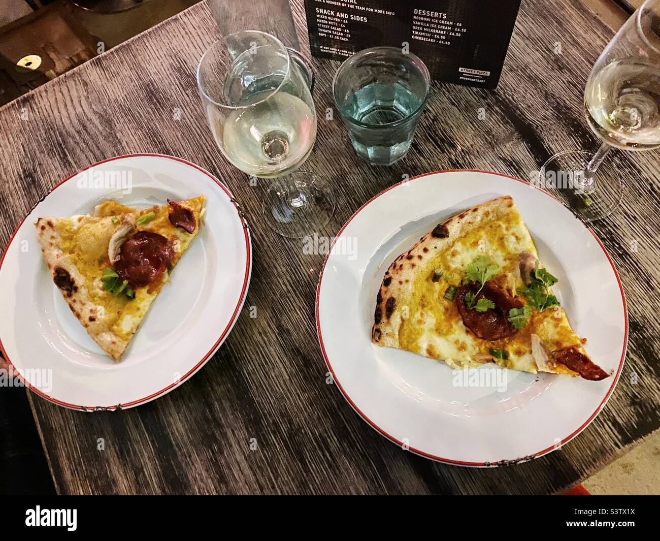 Zwei Pizzastücke bei Gordon Ramsay Street Pizza Stockfoto
