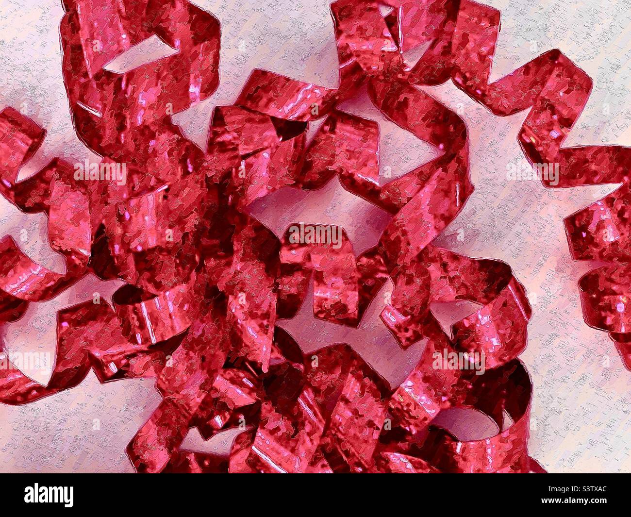 Lockiges, glitzerndes rotes Band für die Geschenkverpackung auf weißem Hintergrund sorgt für einen festlichen, strukturierten Abstrakt. FÜR den malerischen, texturierten Effekt wurde DIE IOS-App Glaze verwendet. - Smartphone-aufgenommenes Stockfoto