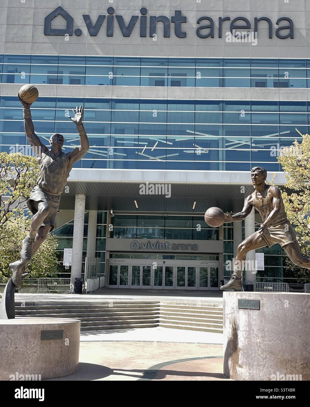Die Vorderseite der Vivint Arena in Salt Lake City, Utah, USA, die Heimat des NBA-Teams, des Utah Jazz. Davor stehen zwei Bronzestatuen berühmter ehemaliger Spieler: Karl Malone und John Stockton - Smartphone-aufgenommenes Stockfoto