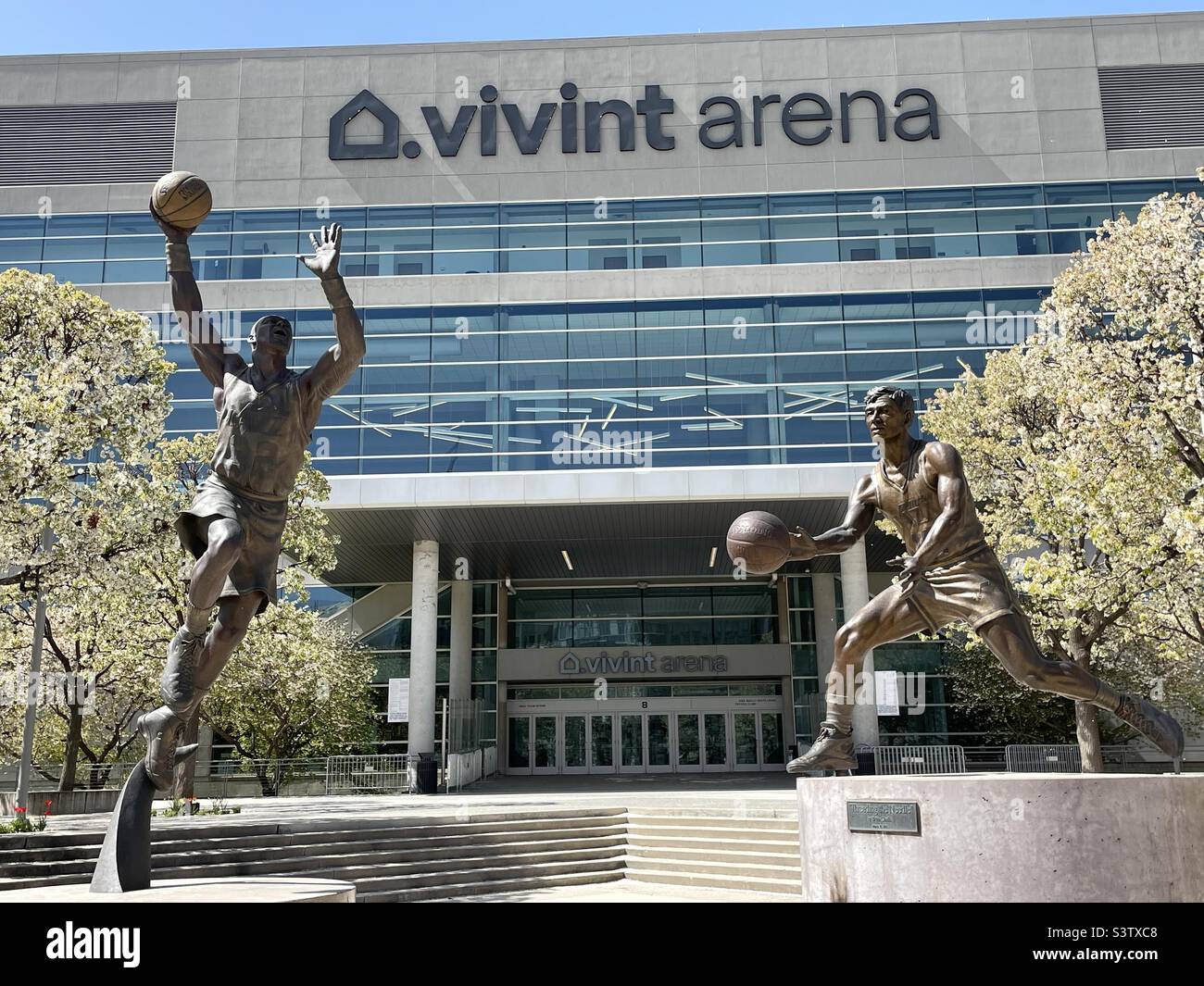 Die Vorderseite der Vivint Arena in SLC, Utah, USA, die Heimat des NBA-Teams, des Utah Jazz. Hier sind zwei Bronzestatuen berühmter ehemaliger Spieler, die davor aufgestellt wurden, zu sehen: John Stockton und Karl Malone. - Smartphone-aufgenommenes Stockfoto