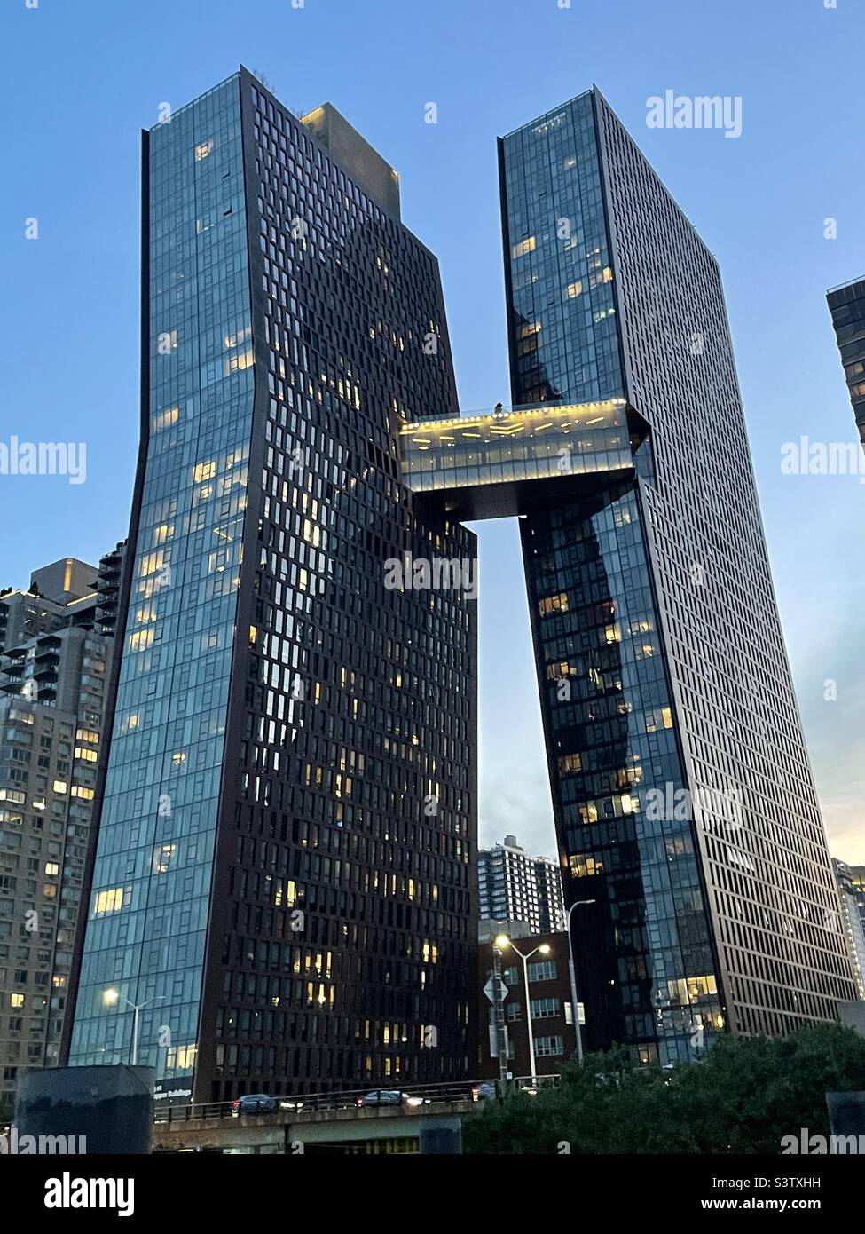 Blick vom East River auf die ungewöhnliche Architektur der verbundenen Gebäude des American Copper Building in New York City, USA - Smartphone-aufgenommenes Stockfoto