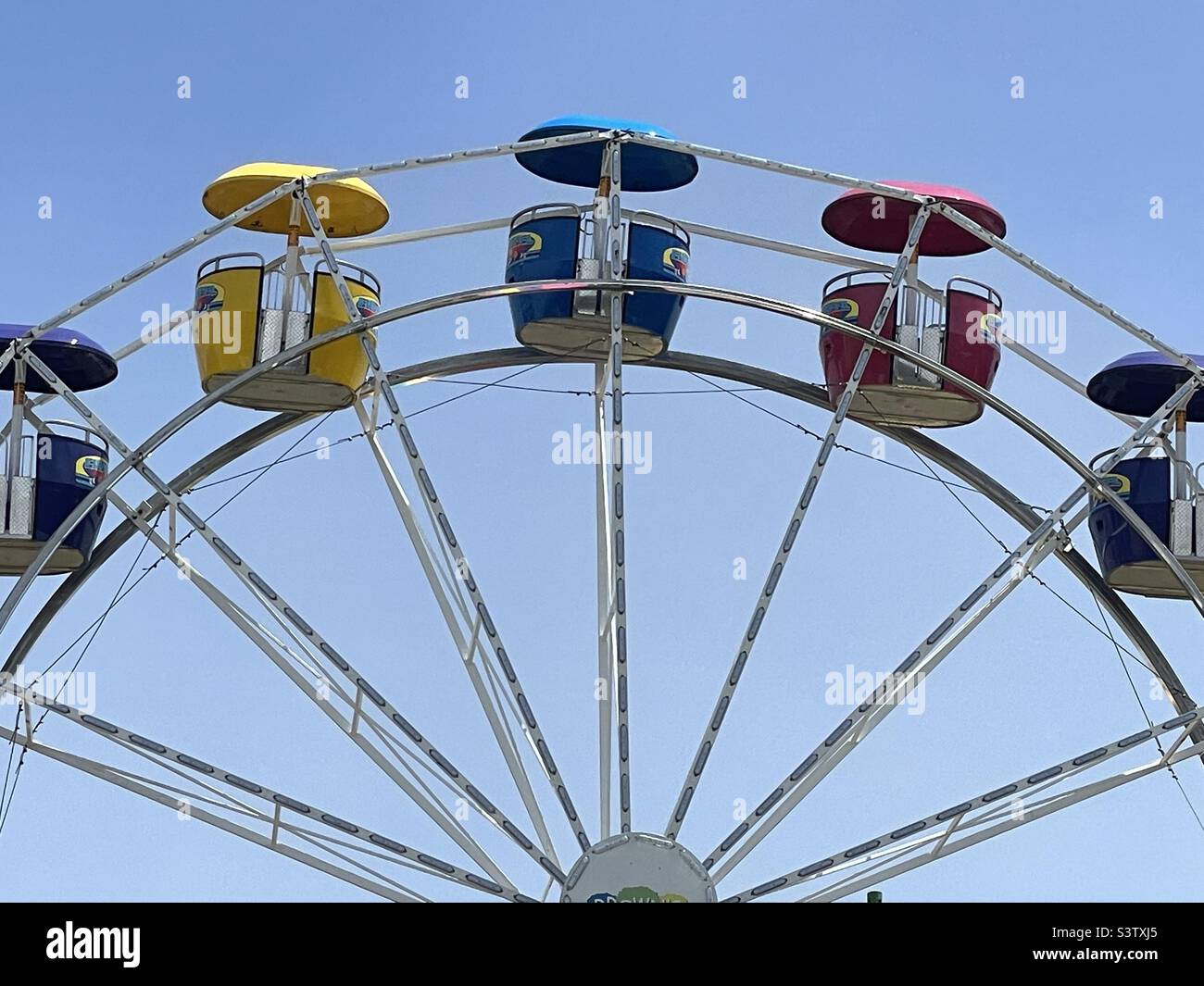 Eine Nahaufnahme eines Riesenrads von einem Wanderfestival, das zur jährlichen Eröffnung im Juni in Utah, USA, eingerichtet wird. Stockfoto