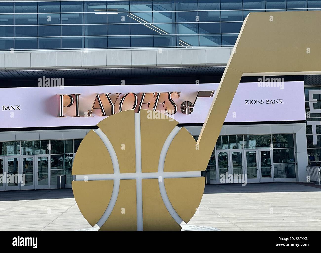 Großes Utah Jazz Basketball-Logo vor der Vivint Arena, der Heimat des Utah Jazz in SLC, Utah, USA. Stockfoto