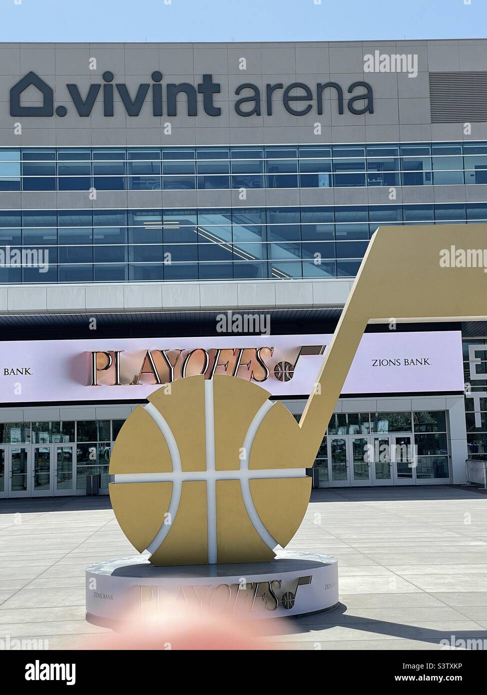 Großes Utah Jazz Basketball-Logo vor der Vivint Arena, der Heimat des Utah Jazz in SLC, Utah, USA. Stockfoto