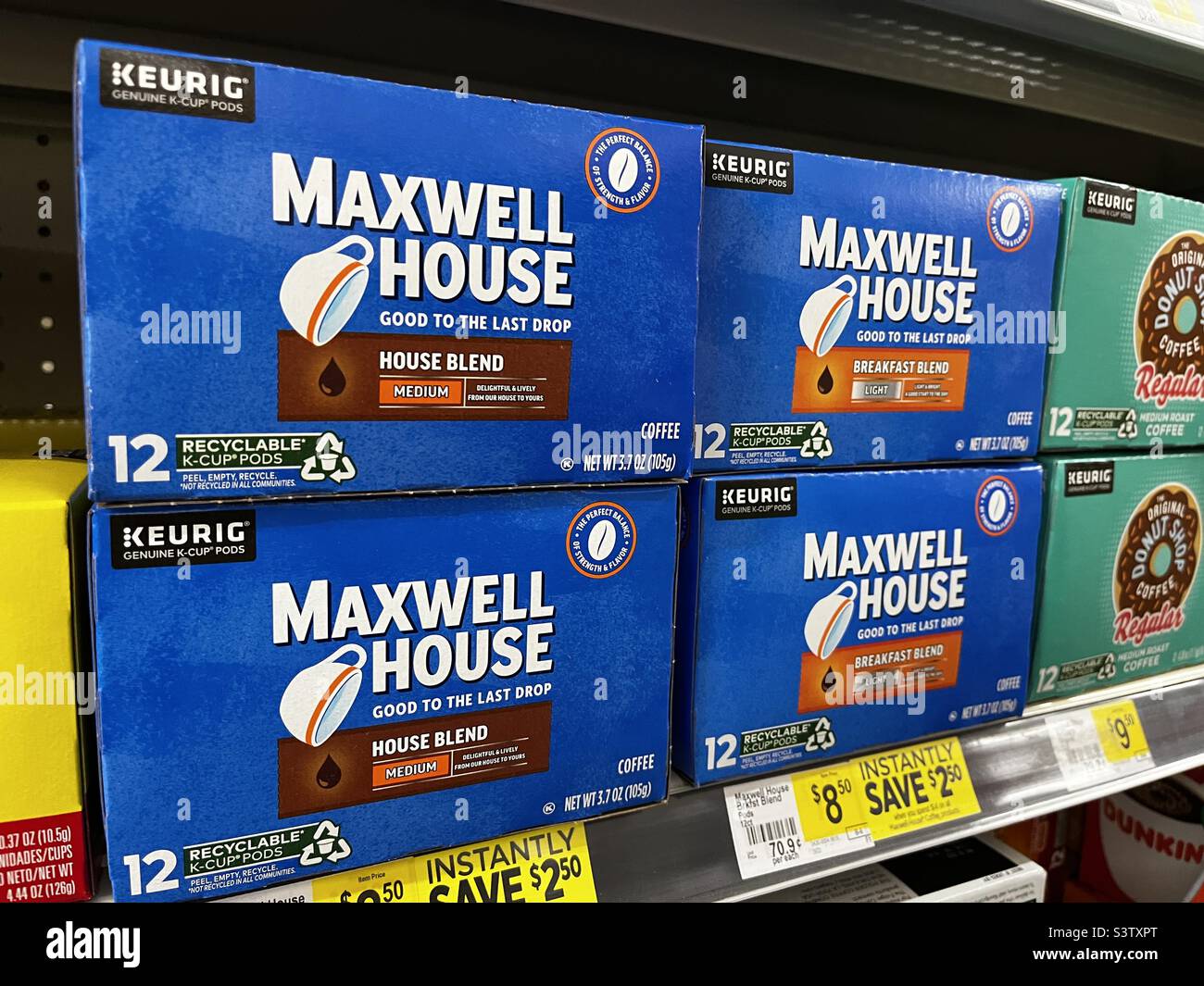 Maxwell House Kaffee auf dem Display in Dollar General. Foto aufgenommen in Columbus, Mississippi, 16. Juli 2022. Stockfoto