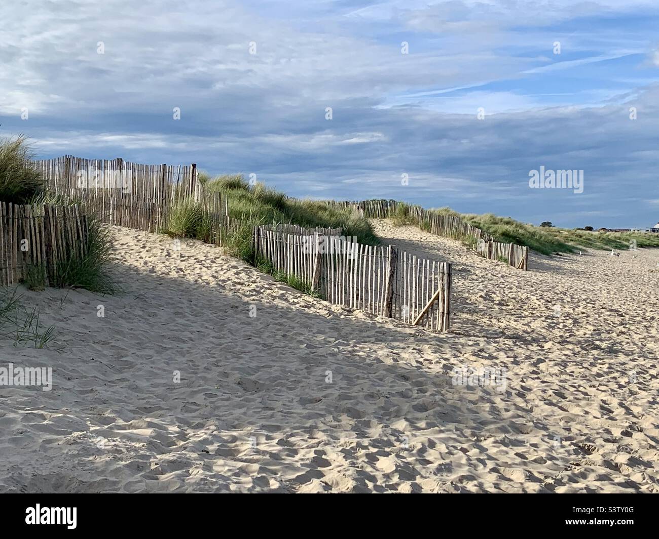 Stranddünen und strahlte Licht auf den Sand in der Abendsonne, Kent - Smartphone-aufgenommenes Stockfoto