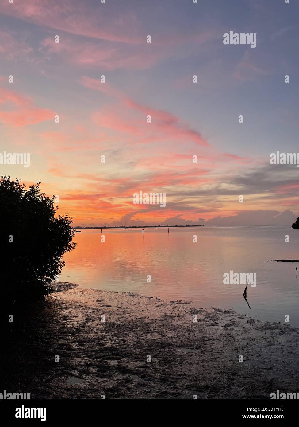 Perfekter Sonnenuntergang. Goldene Stunde. Anna Maria Island, Florida Stockfoto