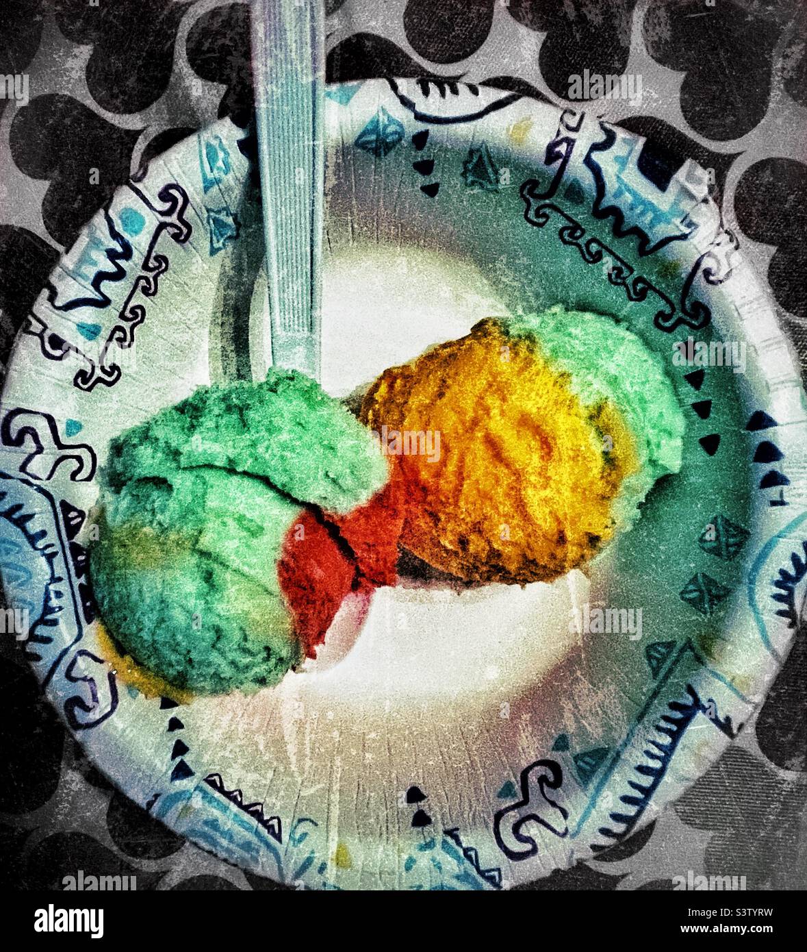Rainbow Sherbet Eis auf einer Küchentischplatte in einem Haus in Utah, USA. Farbauswahl und Grunge-Effekte digital hinzugefügt. Stockfoto