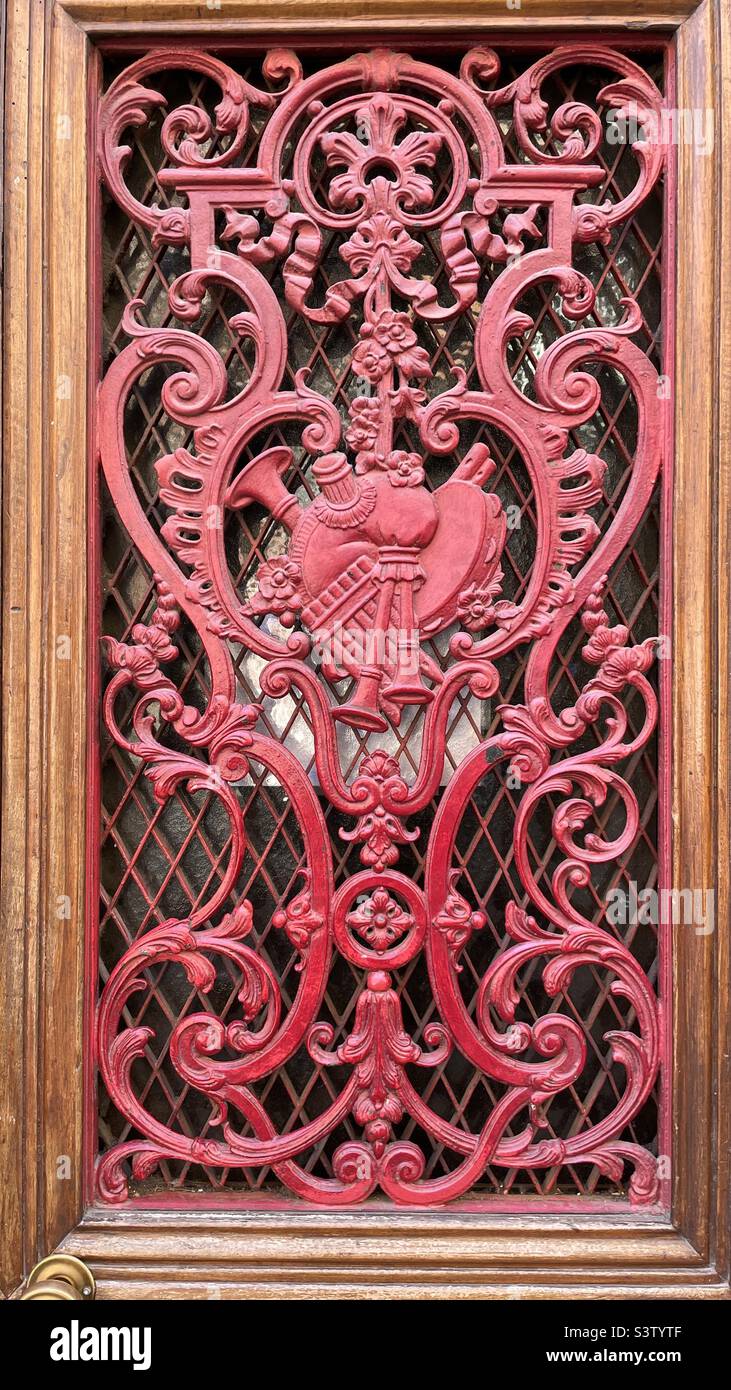 Rote, verzierte Tür Stockfoto