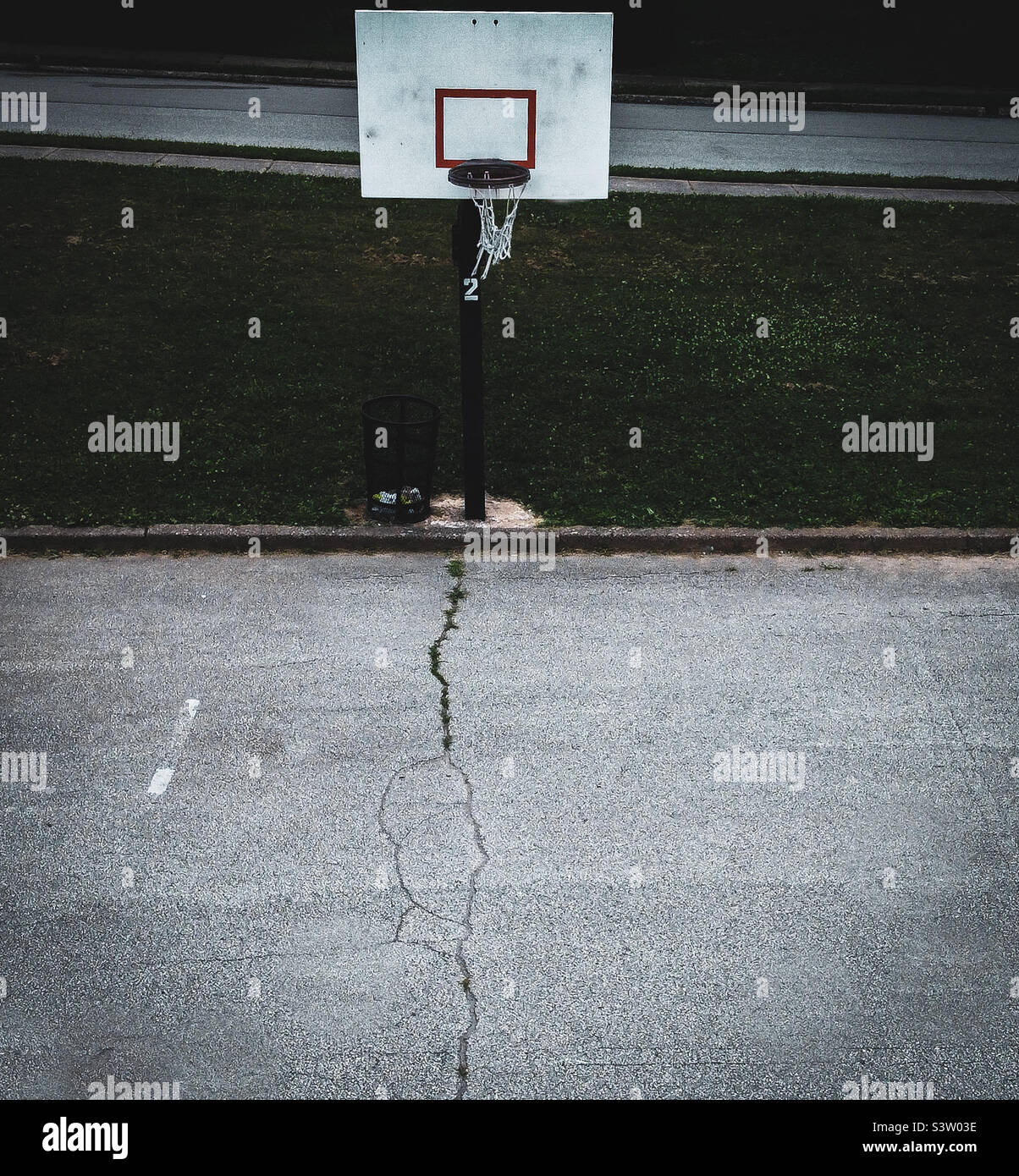 Drohnenansicht des Basketballplatzes in der Stadt Stockfoto