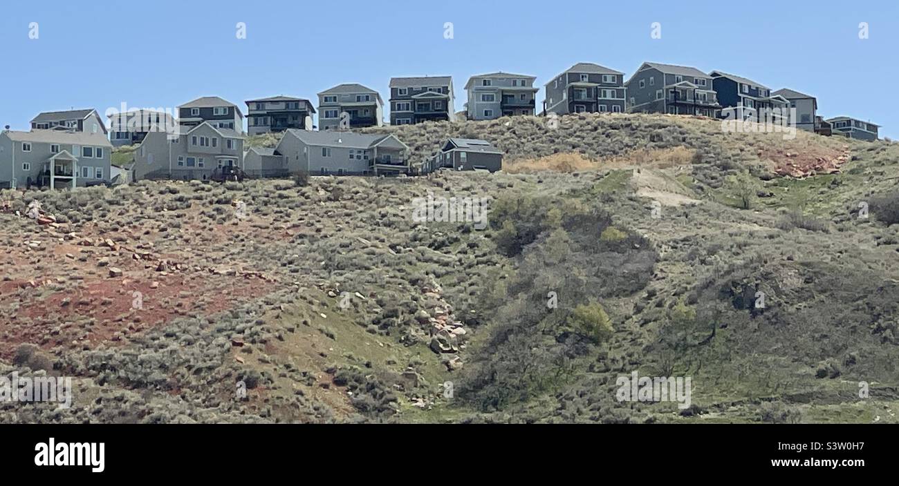 Eine Reihe neuer Häuser, die an einem Berghang in Utah, USA, gebaut wurden. - Smartphone-aufgenommenes Stockfoto