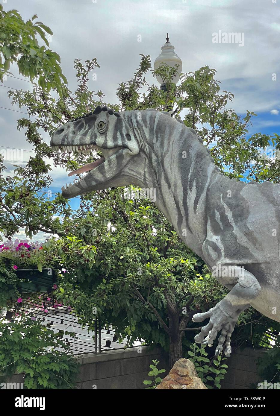 Der Innenhof im Dinosaur Museum in Vernal, Utah, USA, hat verschiedene große Dinosaurier-Statuen, die auf dem Gelände platziert sind, um die Gäste, vor allem die Kleinen, zu erfreuen. Stockfoto