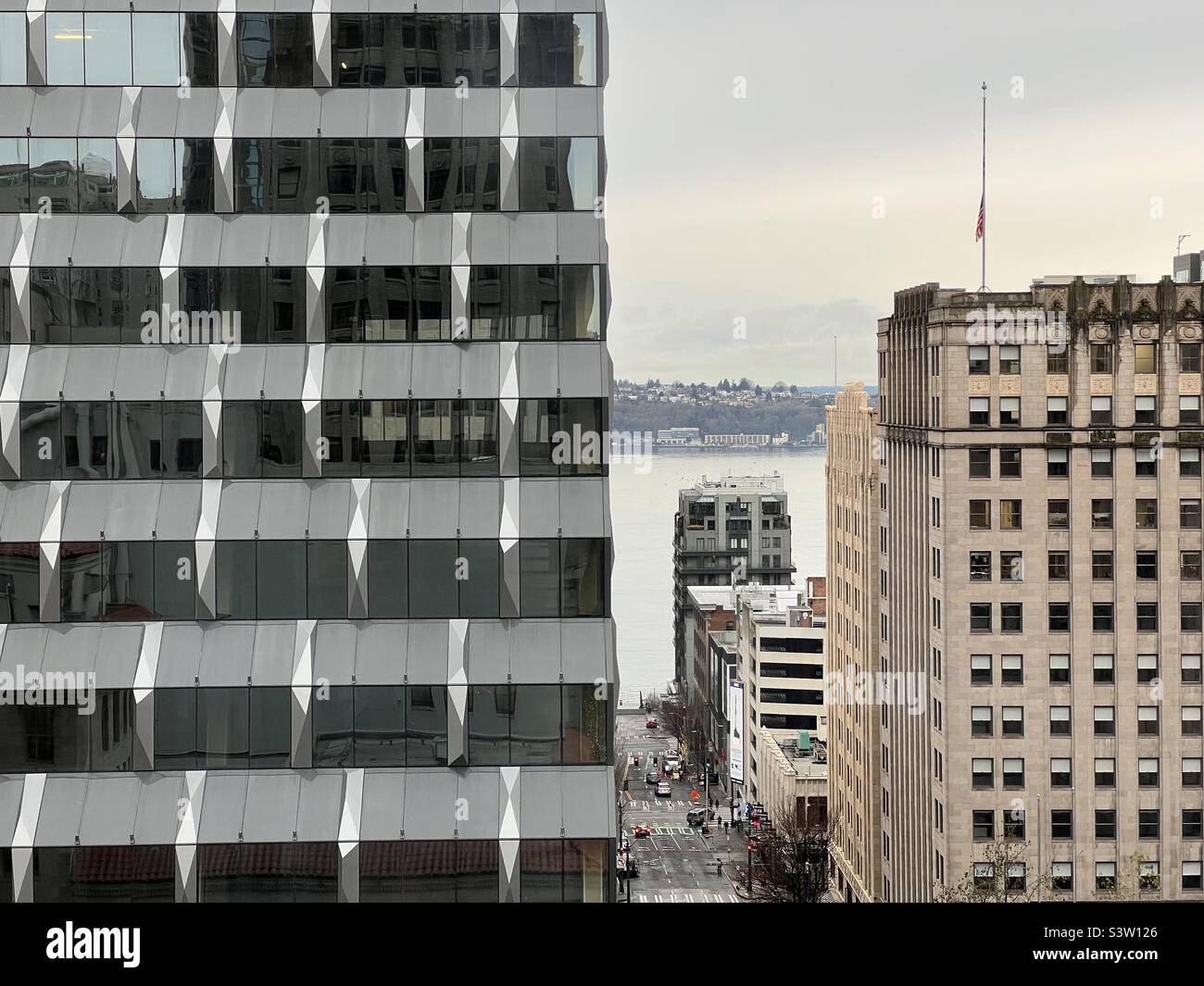SEATTLE, WA, DEZ 2021: Teleansicht in Richtung Puget Sound, vorbei an Rainier Square und anderen hohen Gebäuden in der Innenstadt Stockfoto