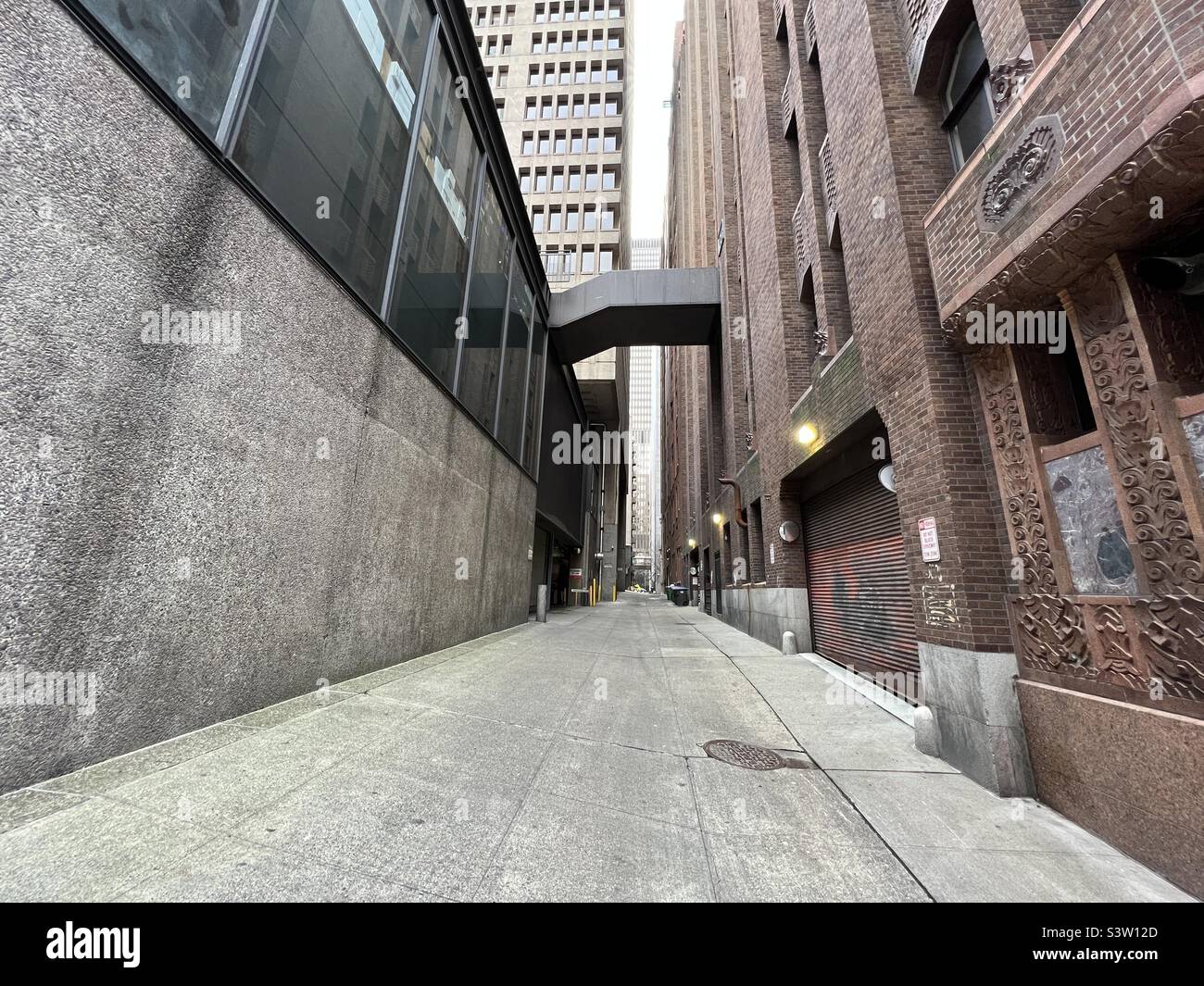 Gasse zwischen Gebäuden in Downtown Seattle, Washington - Smartphone-aufgenommenes Stockfoto