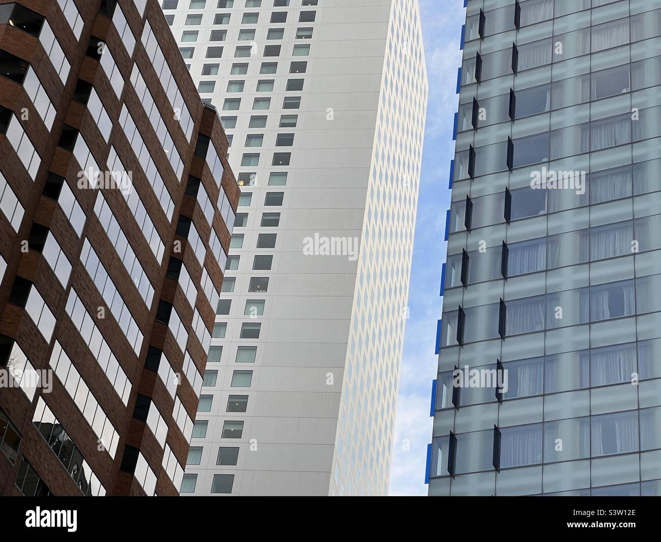 SEATTLE, WA, DEZEMBER 2021: Blick auf hohe Gebäude im Geschäftsviertel der Innenstadt - Smartphone-aufgenommenes Stockfoto