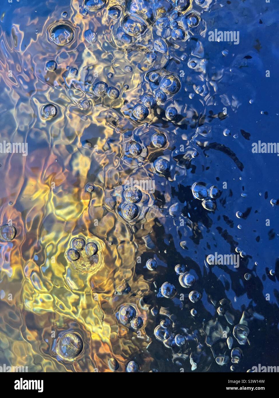 Luftblasen im Wasser - Smartphone-aufgenommenes Stockfoto