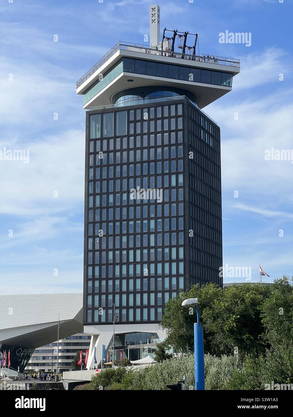 Blick auf den A’DAM-AUSSICHTSPUNKT, Aussichtsplattform mit einem unvergleichlichen Panoramablick auf Amsterdam, Niederlande - Smartphone-aufgenommenes Stockfoto