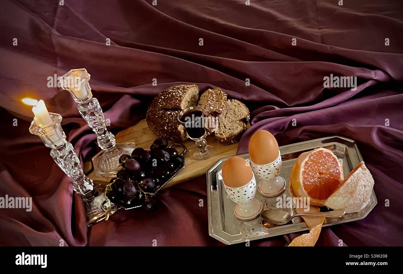 Eier zum Abendessen bei Kerzenschein in romantischer Umgebung, um hungrige Dichter, Liebhaber oder andere mit Fantasie zu inspirieren - wie ein holländisches Gemälde - Smartphone-aufgenommenes Stockfoto