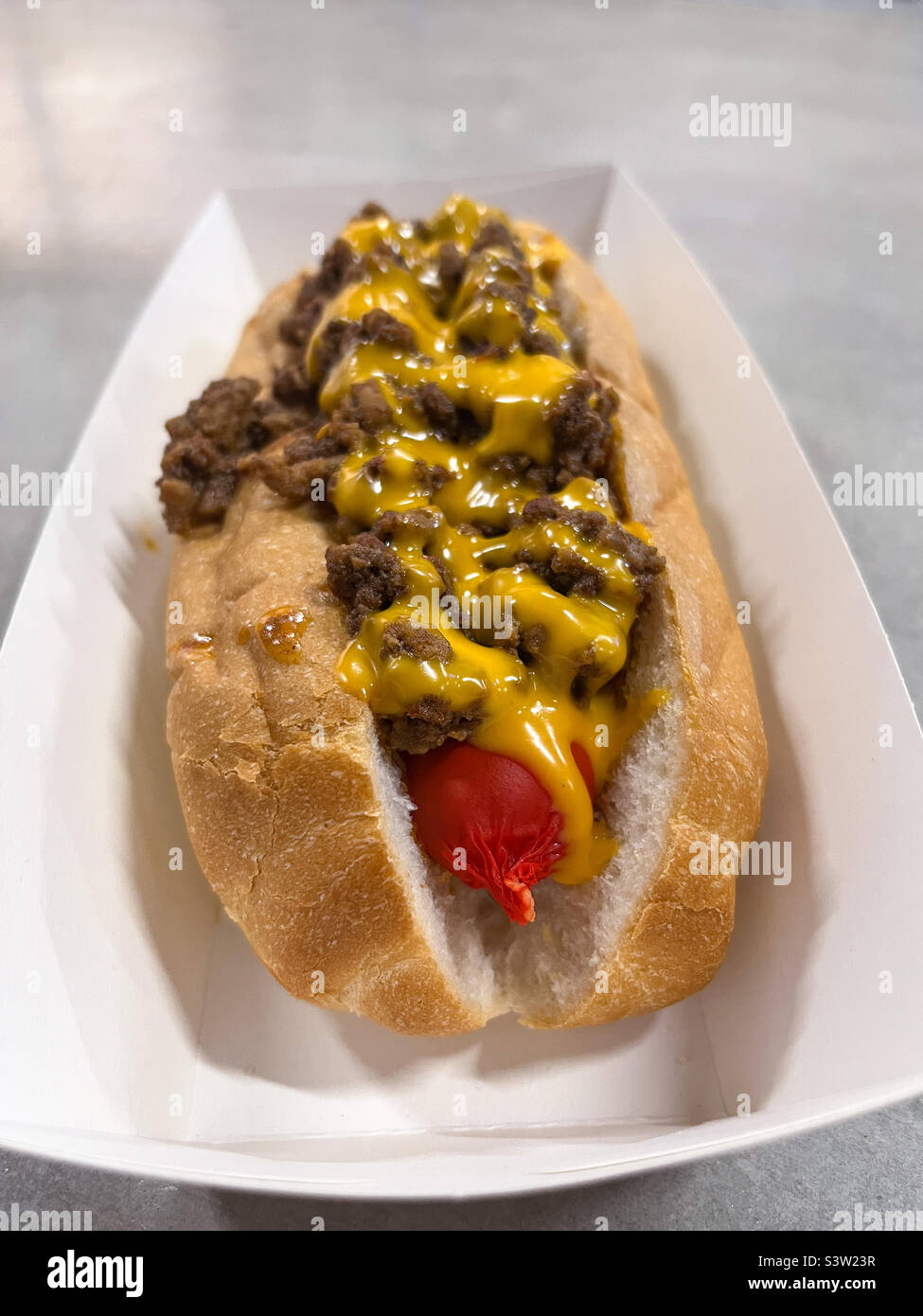 Hotdog mit Chili-Rindfleisch und Käsesauce aus der Nähe Stockfoto