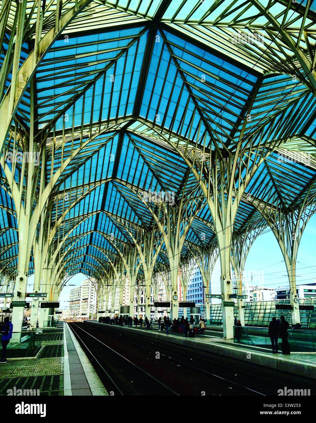 Dachkonstruktion der U-Bahn-Station in Lissabon Stockfoto