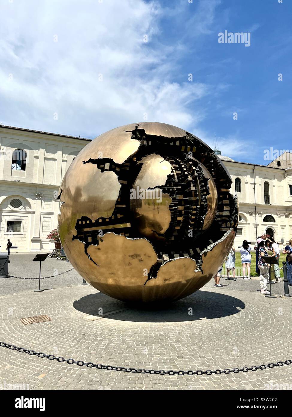 Goldener Globus der Vatikanstadt, Moderne Kunst, Vatikanische Museen, Sphäre in einer Sphäre, Reisefotografie Stockfoto