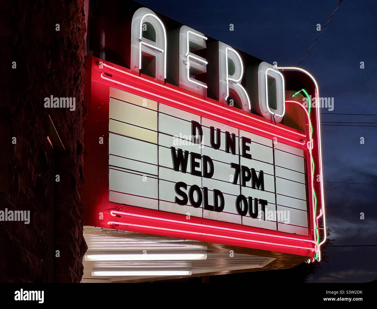 SANTA MONICA, CA, 2022. MÄRZ: Beleuchtetes Festzelt mit ausverkaufter Vorführung von Denis Villeneuves Dune-Film, Teil 1, im Aero Theatre Stockfoto