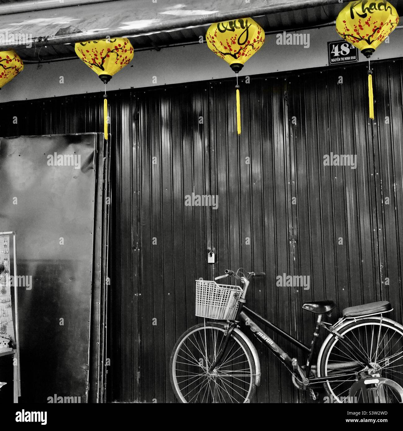 Schwarz-weißes Fahrrad mit gelben Laternen Stockfoto