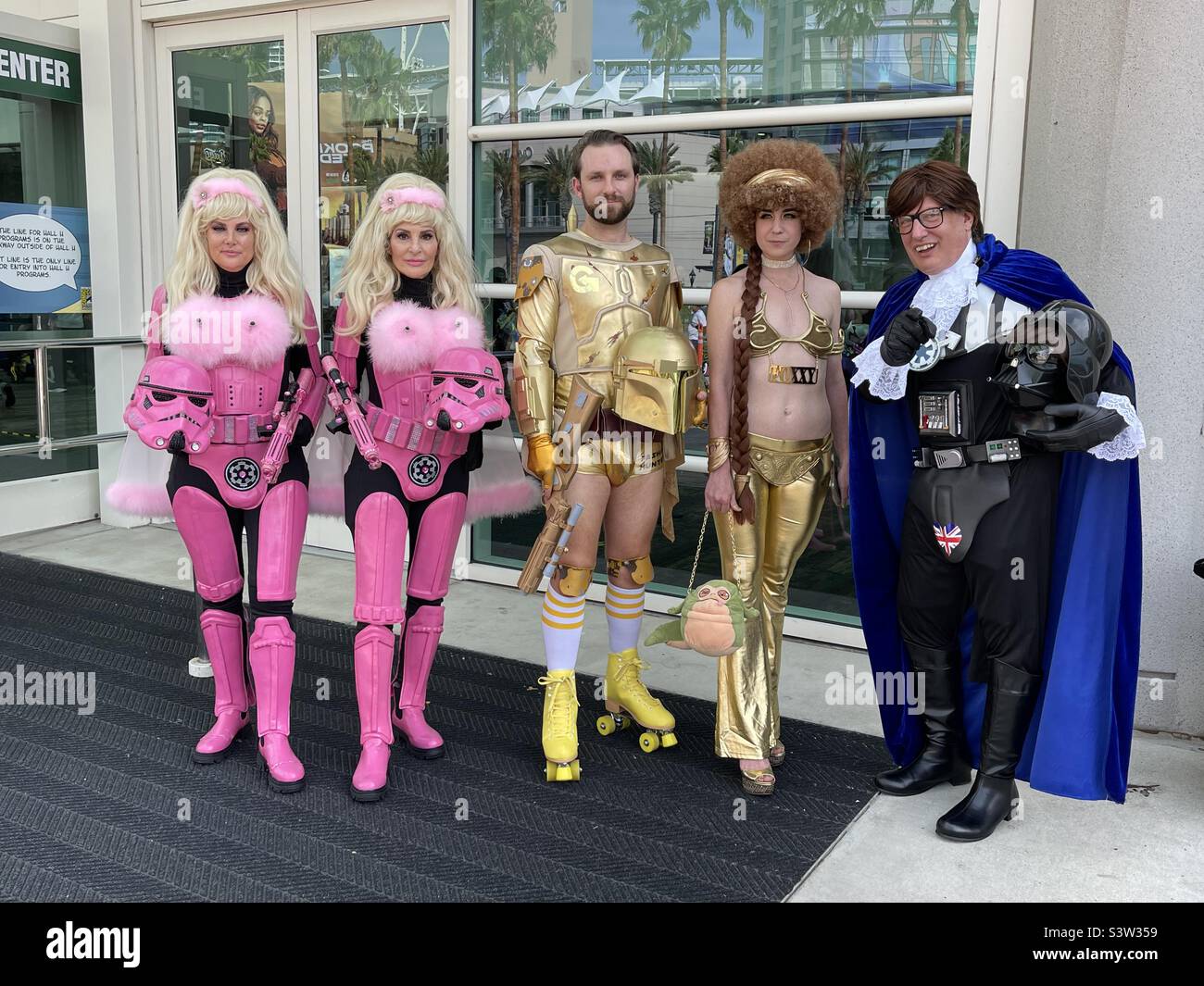 Cosplayer posieren am 21,2022. Juli vor dem San Diego Convention Center während des Comic Con Day 1 in San Diego, CA. - Smartphone-aufgenommenes Stockfoto