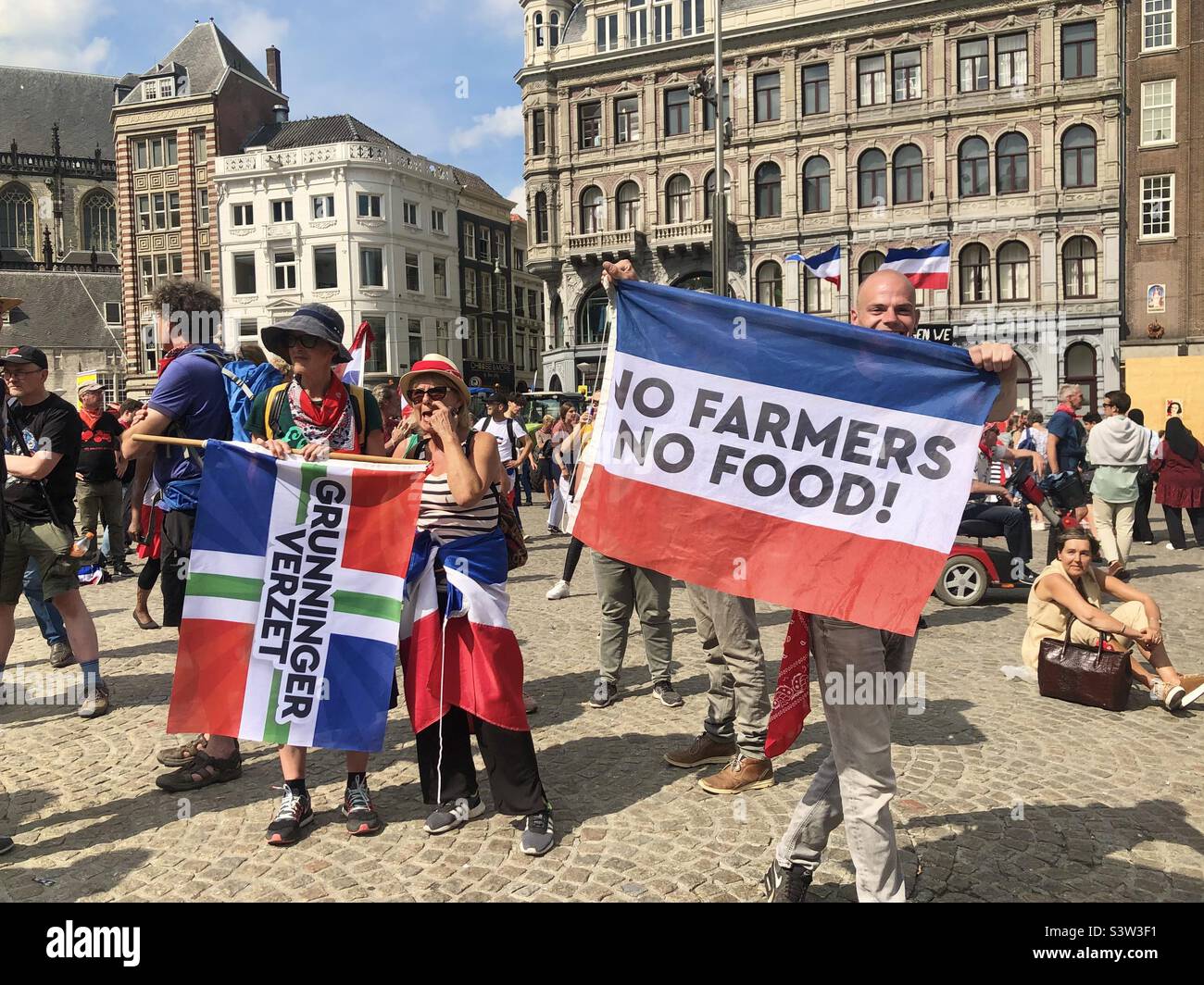 Farmer protestieren in Amsterdam, Niederlande mit umgekehrten Niederlandflaggen Stockfoto