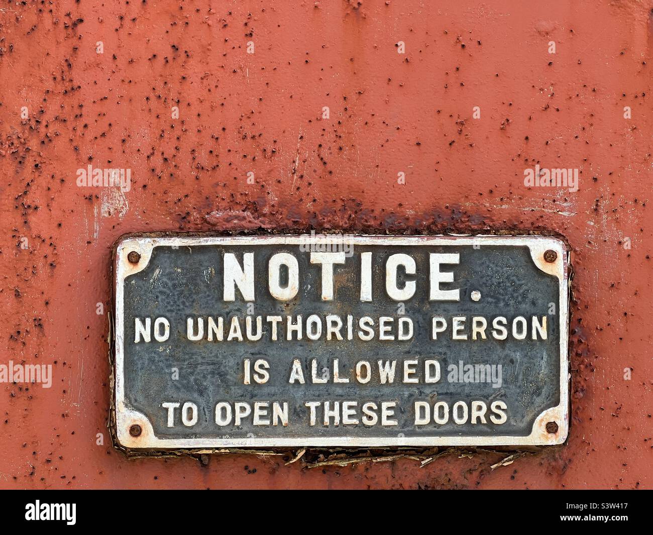 Metallnotiz auf altem Eisenbahnwaggon Stockfoto