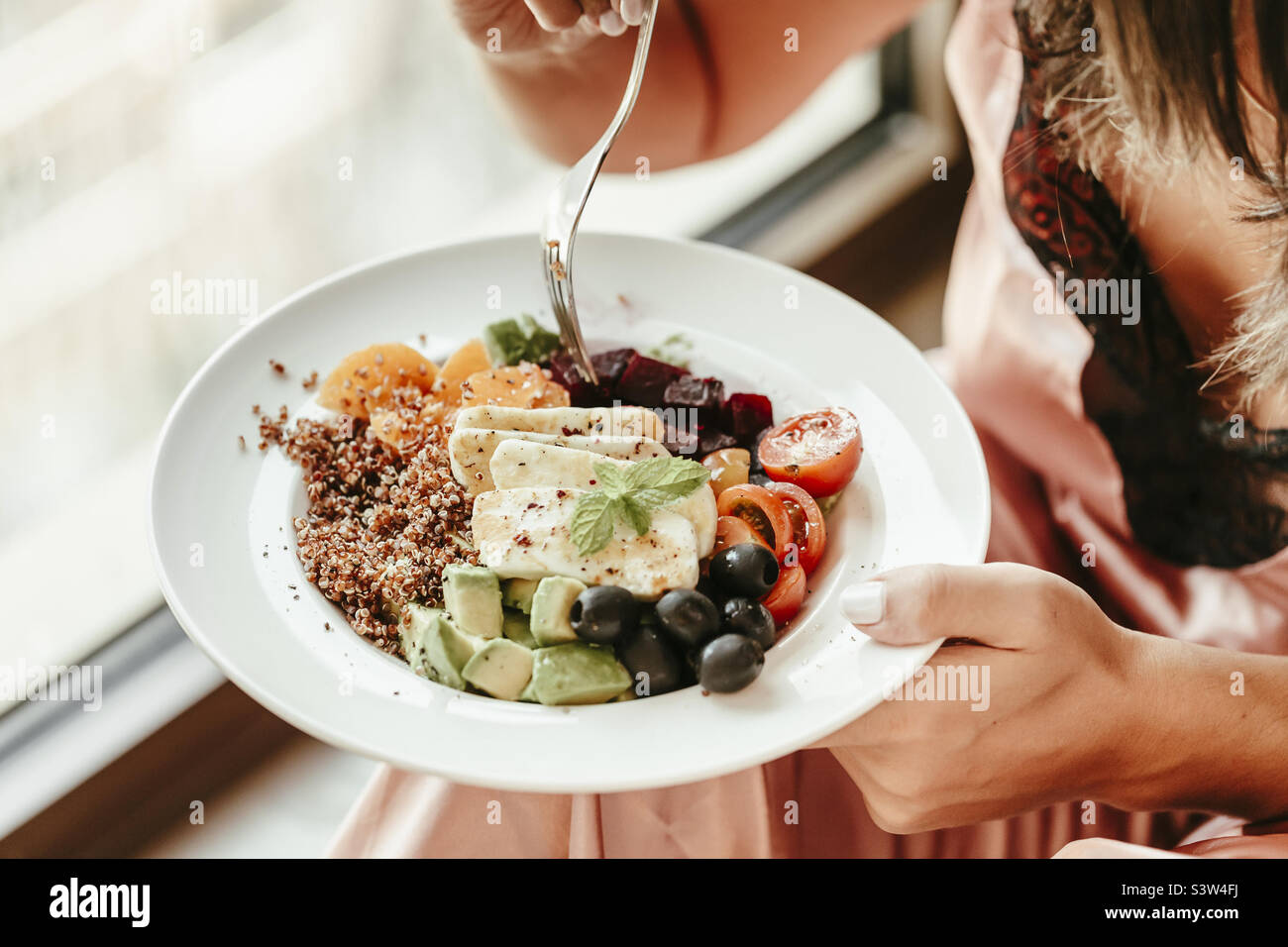 Essen gesunde Salat zum Mittagessen, nur Hände in Rahmen - Smartphone-aufgenommenes Stockfoto