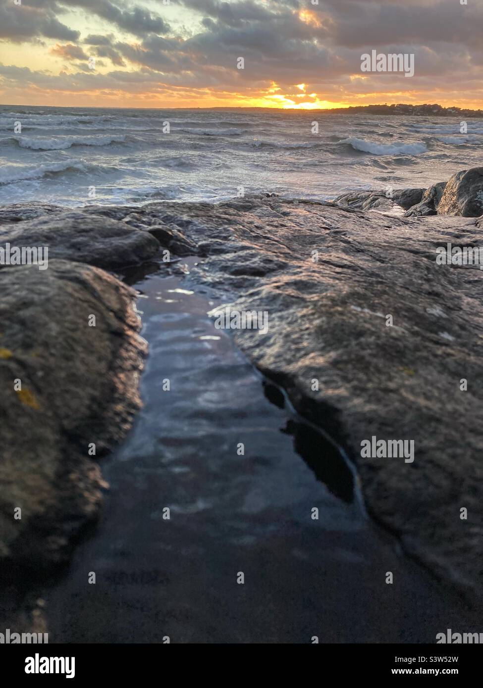 Ostsee‘Schwedens Westküste während eines Sturms - Smartphone-aufgenommenes Stockfoto