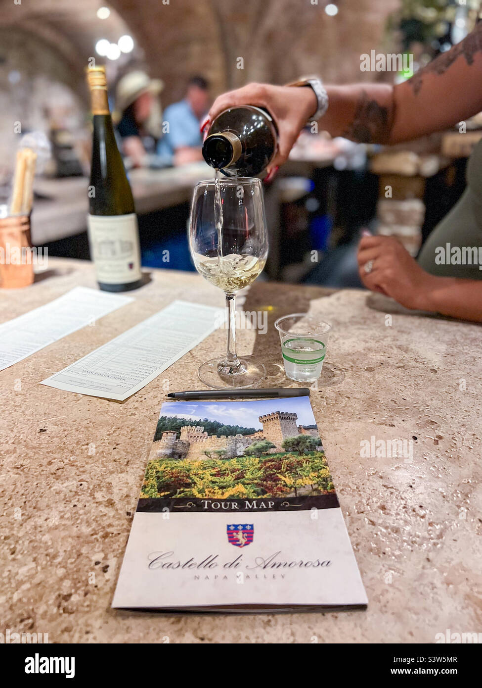 Weinprobe im Weingut Castillo do Amorosa im Napa Valley in Kalifornien, USA Stockfoto