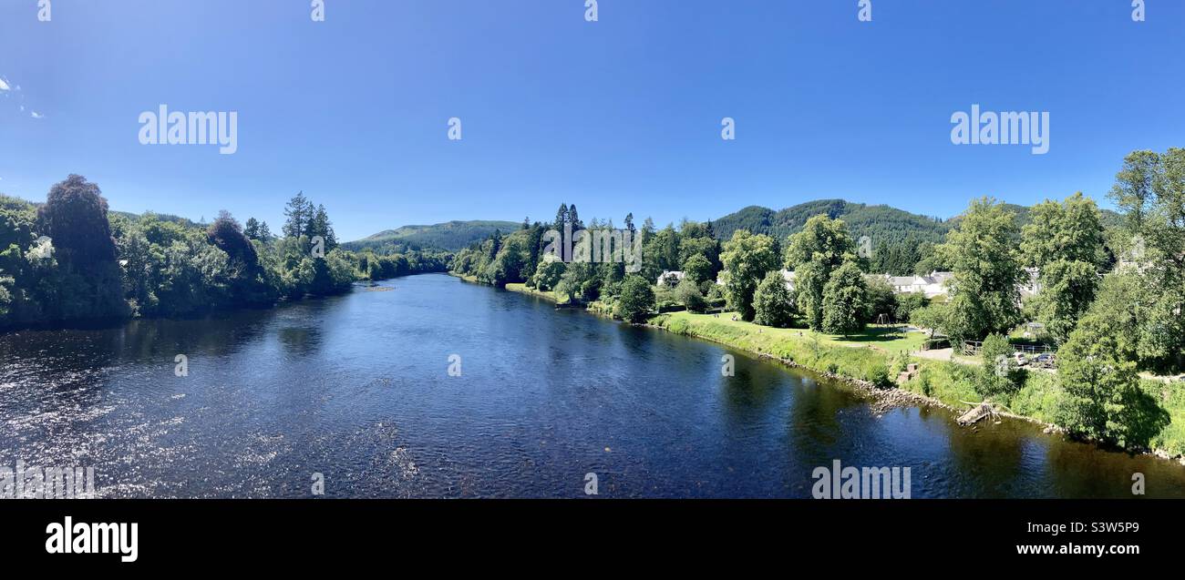 Blick von der Brücke in Dunkeld den Fluss Tay Scotland hinunter - Smartphone-aufgenommenes Stockfoto