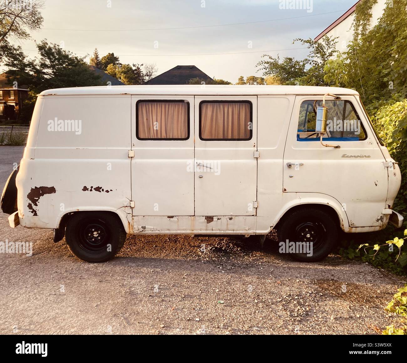 Seitenansicht eines alten Ford Econoline Van auf der Beifahrerseite. - Smartphone-aufgenommenes Stockfoto
