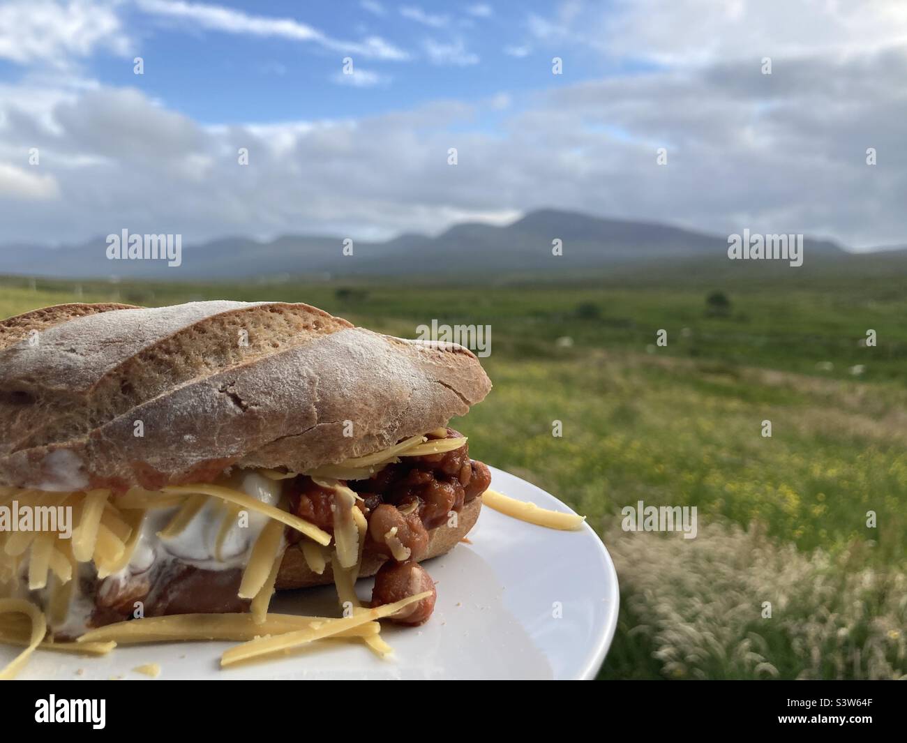 Bohnensandwich - perfekter Picknickplatz auf dem Land. Stockfoto