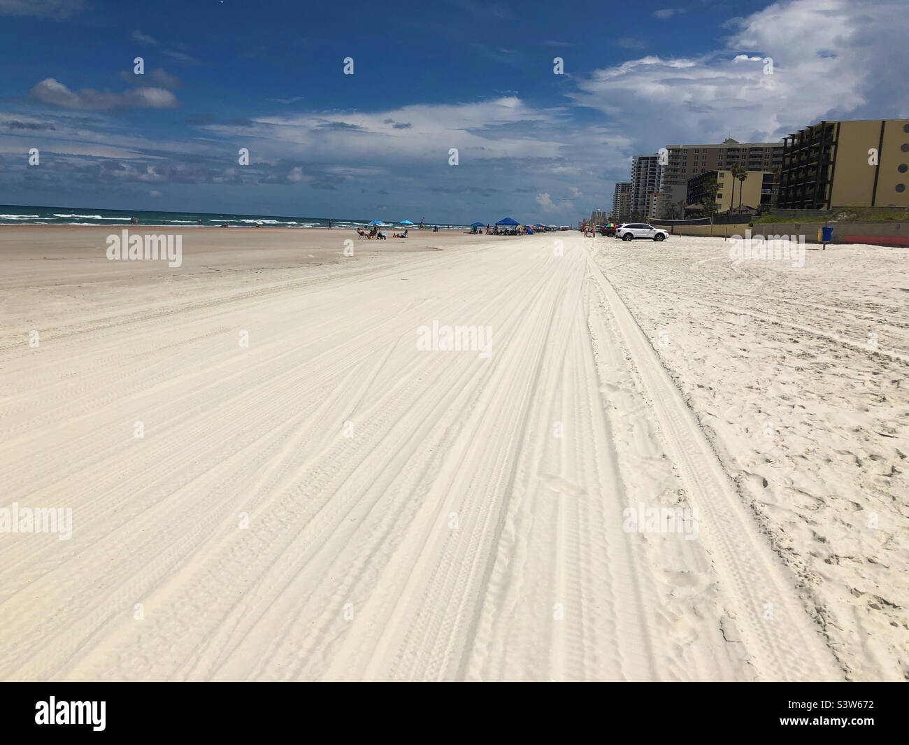 Reifenspuren im Sand am Strand von Dayona, Florida Stockfoto