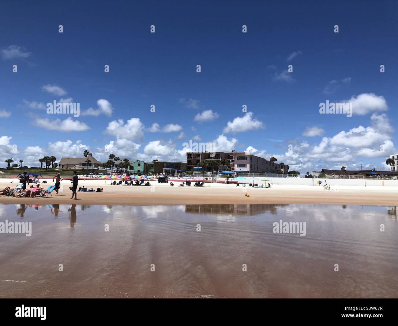 In Richtung Land blickt man auf den Strand von Dayton Beach Florida Stockfoto