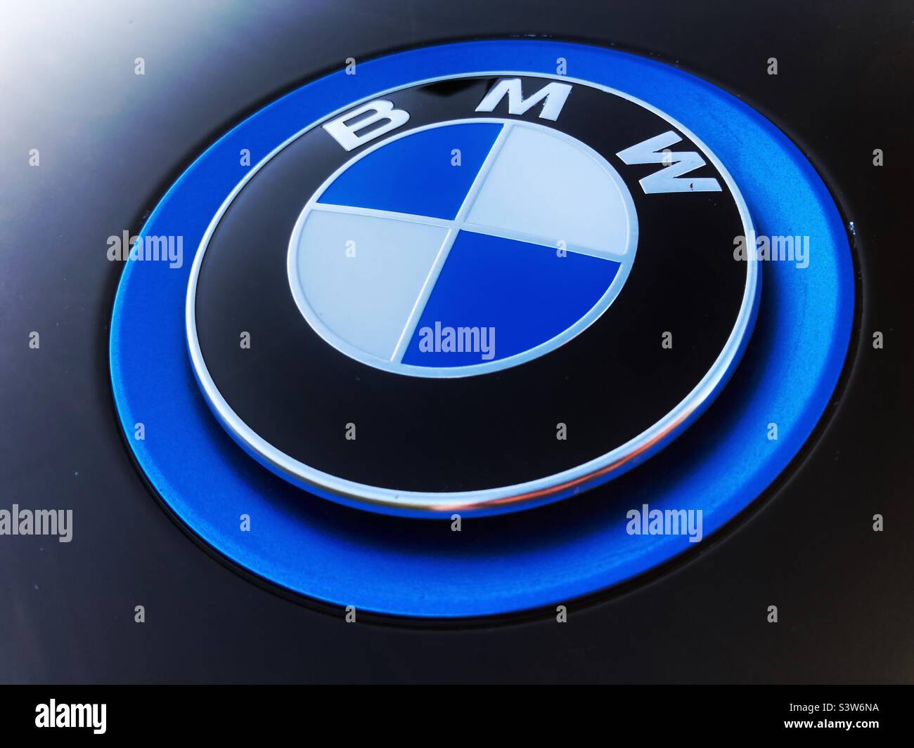 Kennzeichen der Motorhaube des BMW i3 - Smartphone-aufgenommenes Stockfoto