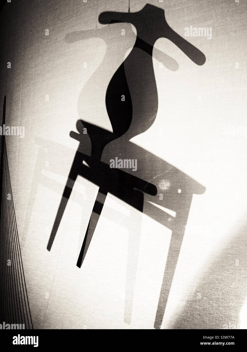 Silhouette eines Stuhls von Hans J. Wegner im Rahmen einer Installation im Danmark Design Museum Kopenhagen Stockfoto