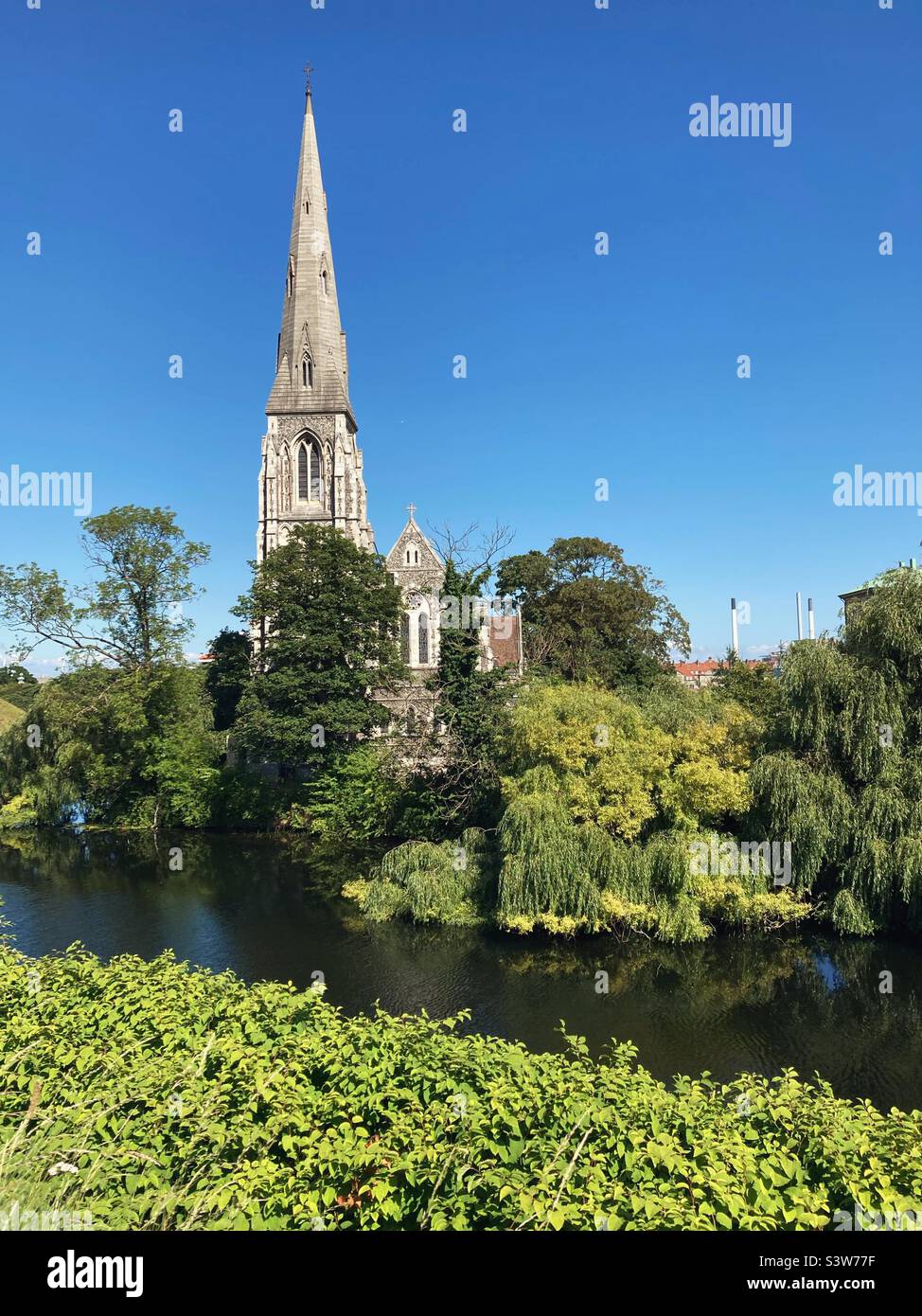 St. Alban's Church, Kopenhagen, Dänemark, von Westen aus gesehen über den Graben der Zitadelle Kastellet - Smartphone-aufgenommenes Stockfoto