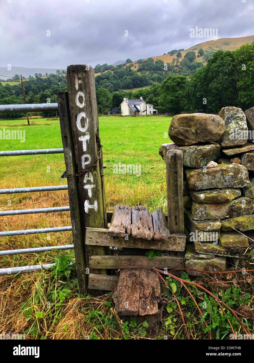 Fußweg über einen Landstile, Peak District England - Smartphone-aufgenommenes Stockfoto